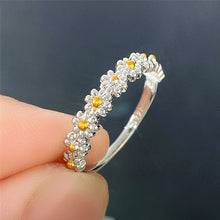 Load image into Gallery viewer, Daisy Flower Ring